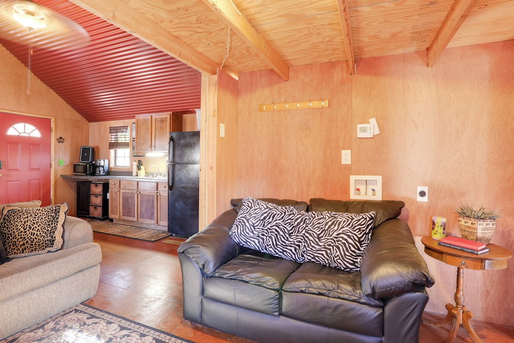 3 Mi to Greers Ferry Lake: Peaceful Cabin w/ Deck!