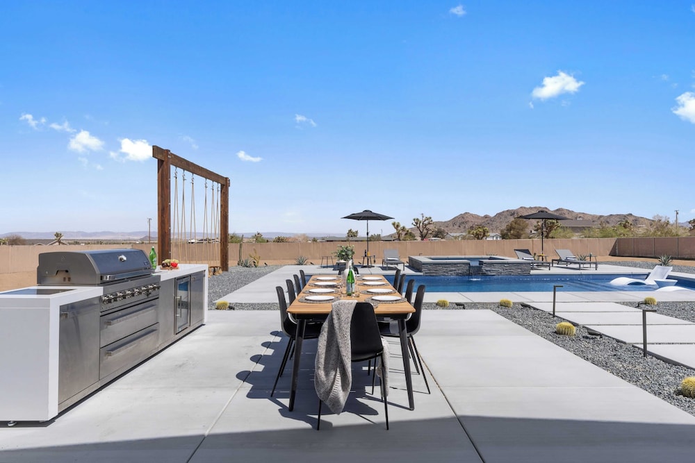 Bocce, Pool+spa, Game Room, Firepit Modern Oasis Yucca Haven by Avantstay