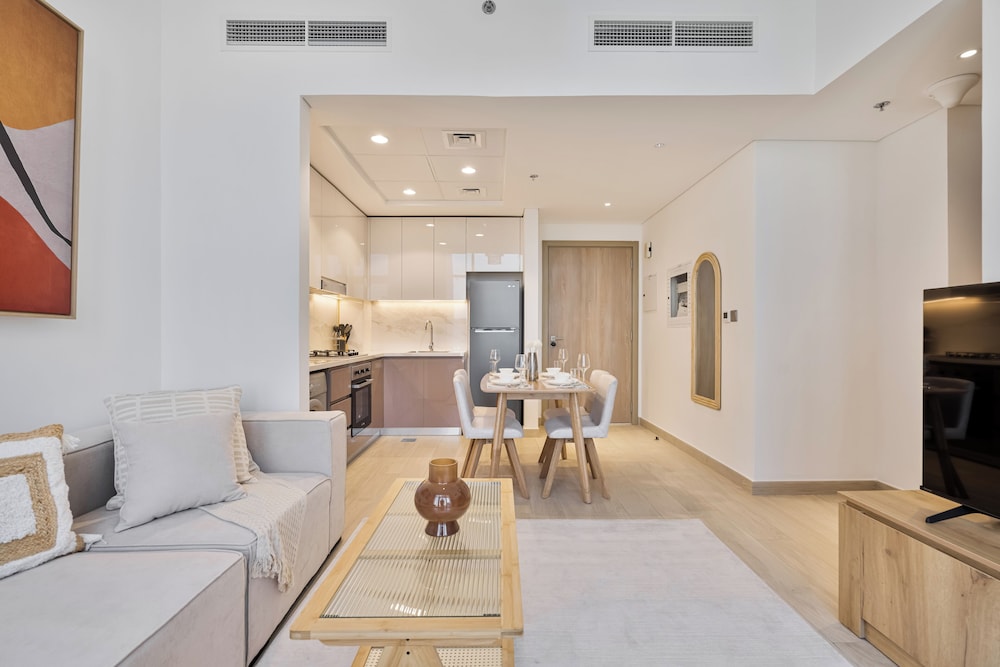 PVH - Chic 1BR - Azizi Riviera 37
