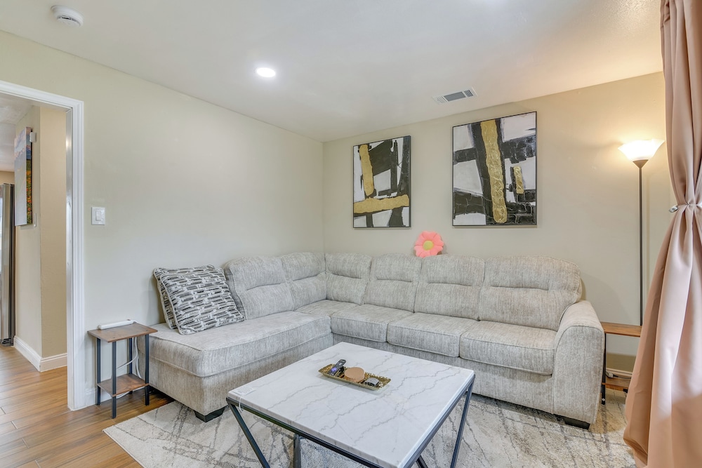 4 Mi to NRG Stadium: Quiet Home w/ Fenced Yard!