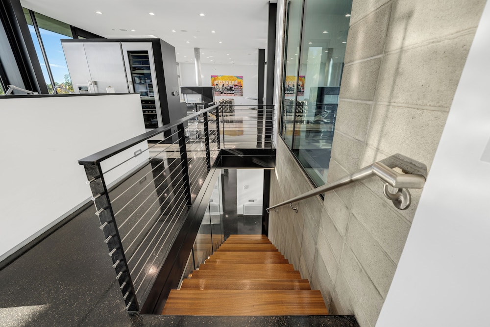 Glass Mansion - Chic Glass Villa in LA Hills With Views, Style & Serenity