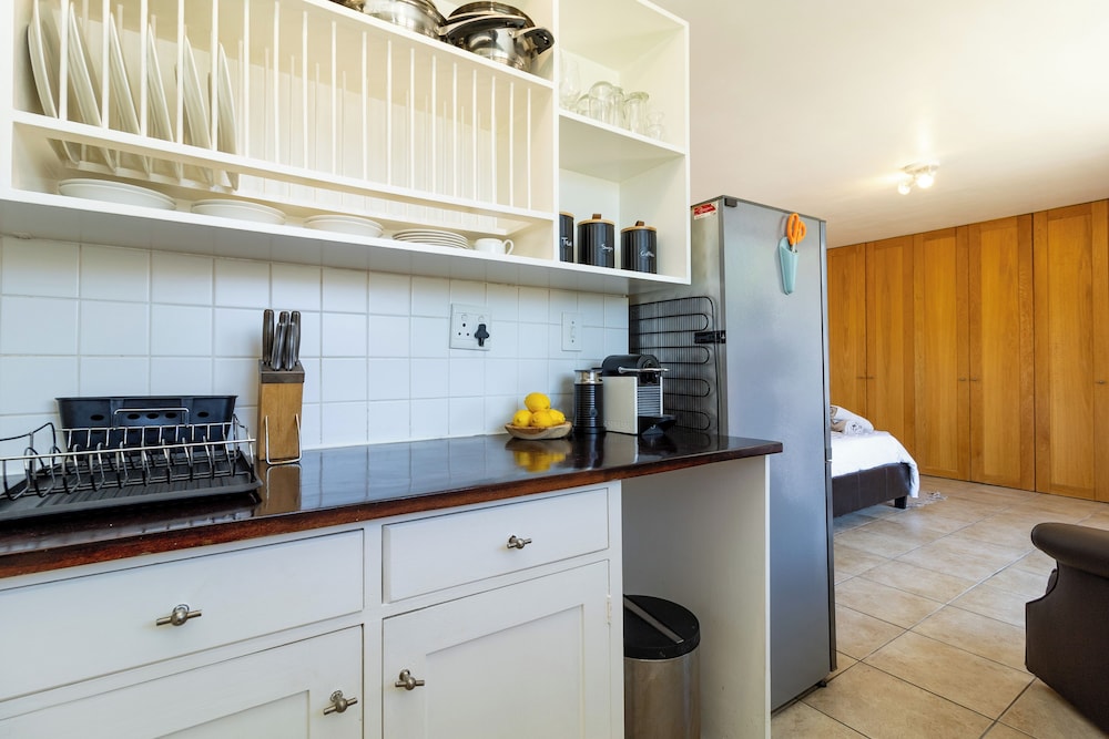 Room in Guest Room - Garden Cottage, Houtbay, Cape Town, South Africa