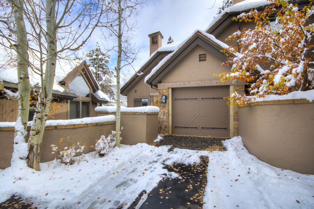 Ski In & Slopeside Luxury Townhome At Pines Lodge Sleeps 12 4 Bedroom Townhouse by RedAwning