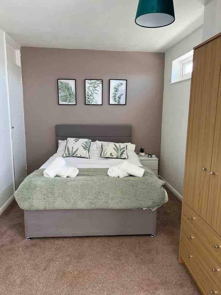 Spacious 3-bed House in Swindon view 4