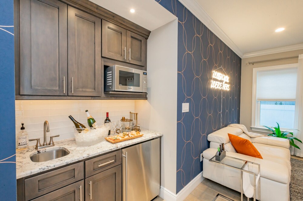 Spacious 6BR Beach Home With Elevator Decks - Ideal for Family Holidays Winter Escapes