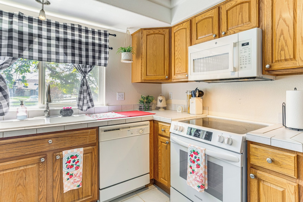 Pet-friendly Retreat w/ Fenced Yard in Denver