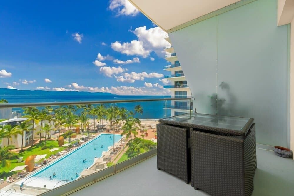 Oceanview 3BR Apt With Beach Access - Pool - Gym