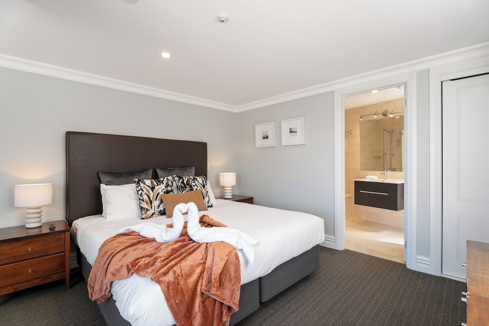 3-BEDROOM PENTHOUSE APARTMENT - THE BEACON 1002 view 5