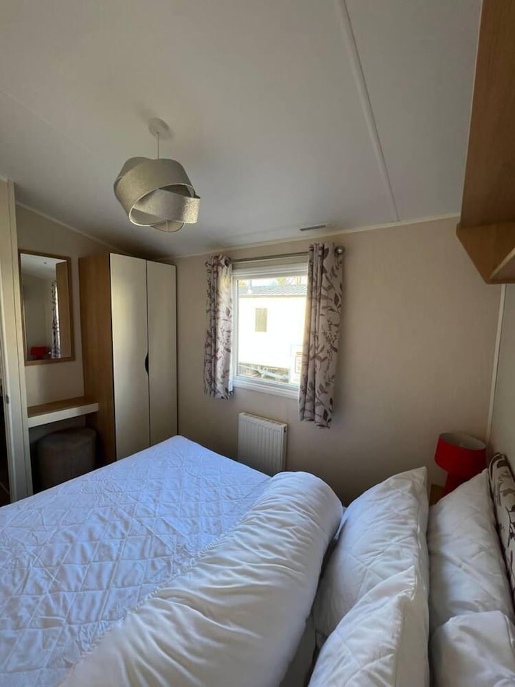 Stunning 8 Berth Caravan in Poole view 3