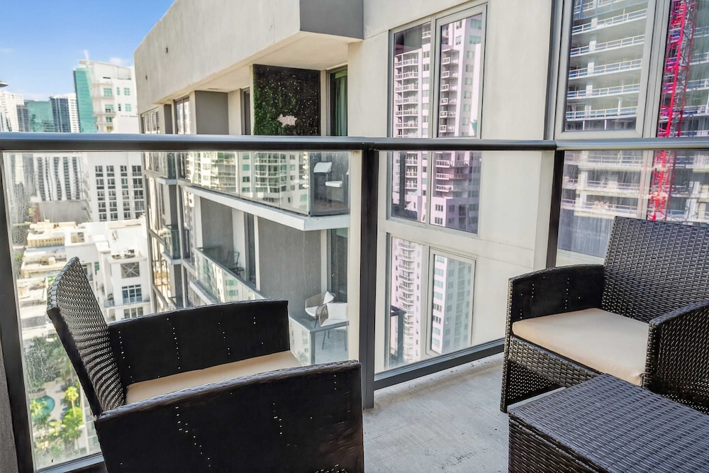 CBD Luxepad Penthouse Studio 1 King Bed Gorgeous Bay Views Pool Hottub Gym Restaurants