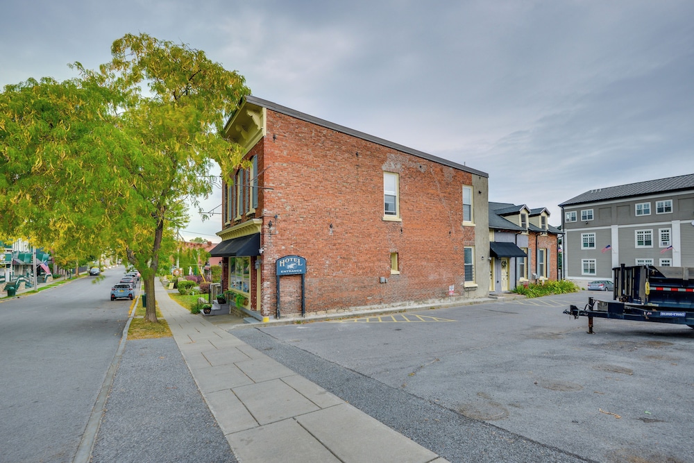 Walk to Marina: Dog-friendly Lake Ontario Studio