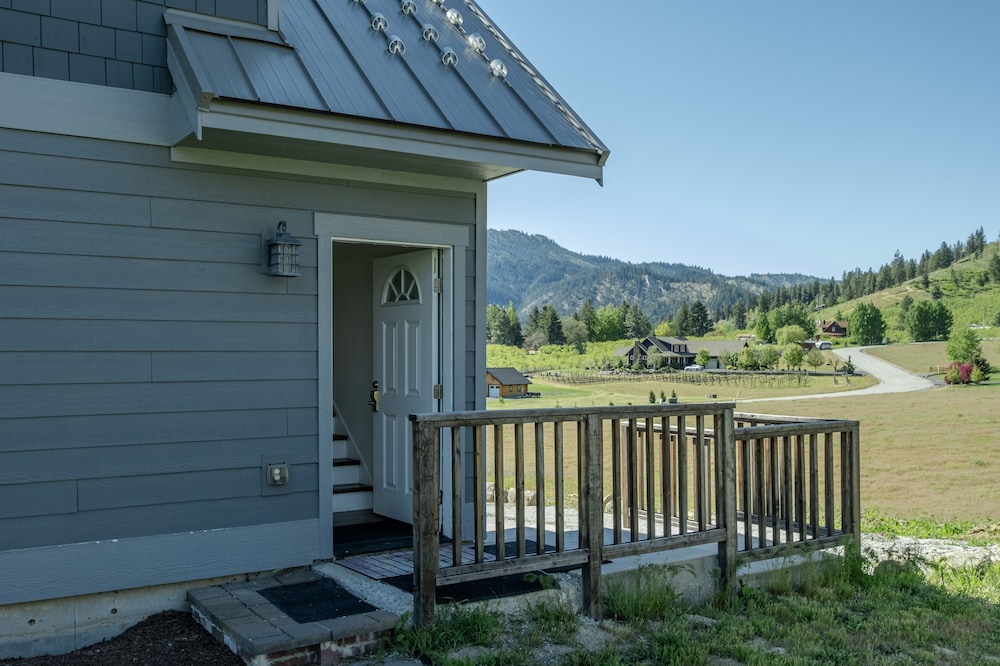 Berg Haus 1 Bedroom Home by NW Comfy Cabins by RedAwning view 4