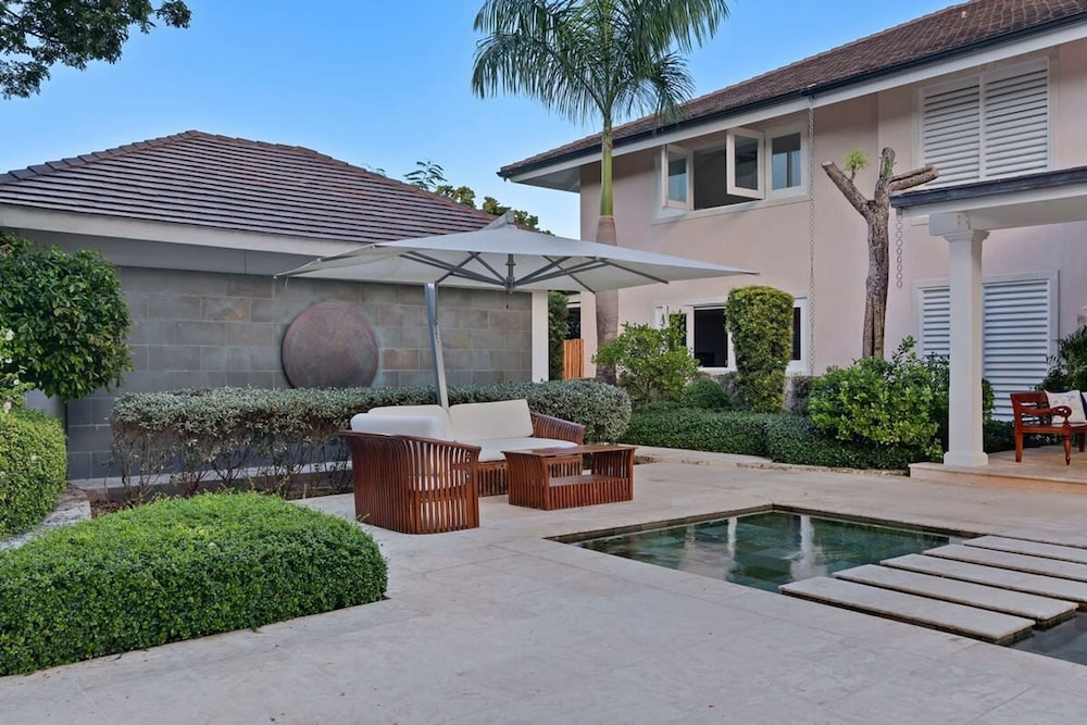 Oceanfront Golf Course Estate w Pool Guest House