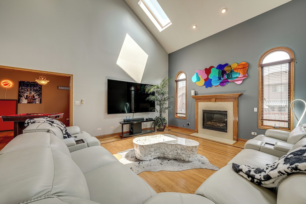 Game Room & Deck: Family Home in Chicago Area!