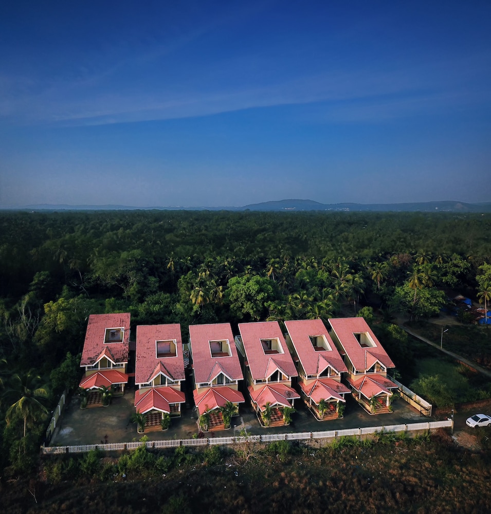 TreeHouse Blue Hotel & Villas