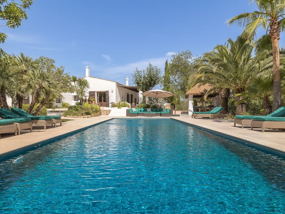 Traditional Villa With Garden