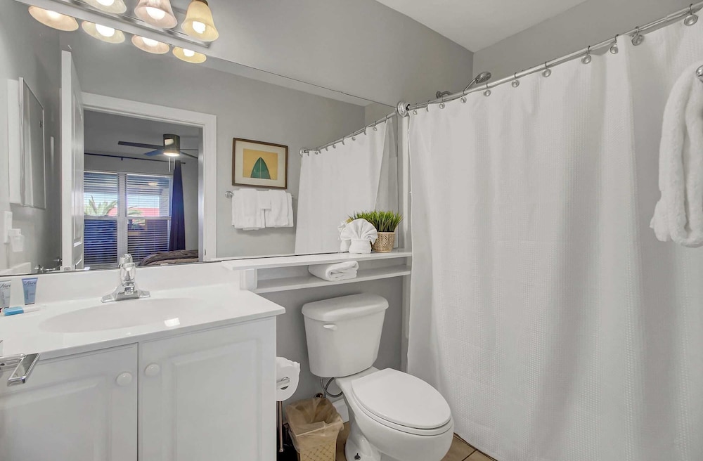 Beachfront 3bdr Condo w/ Pool & Deck Ocean Views Ocean Blvd #102 by Avantstay