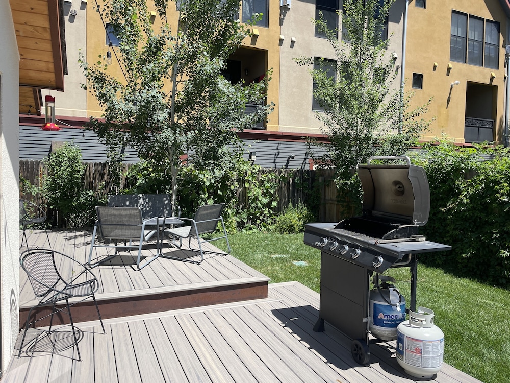 Vibrant Downtown Bungalow – Walk Everywhere! view 4