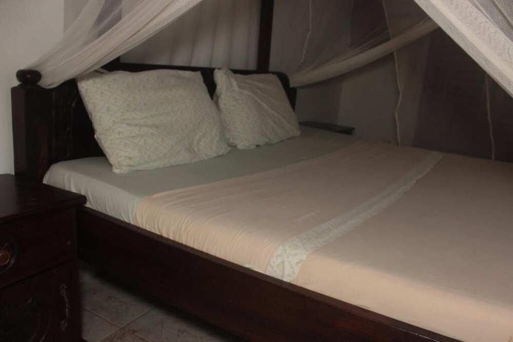 Travellers Paradise Diani - Hostel view 2