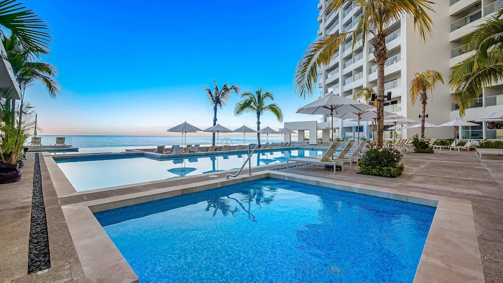 Stunning Beachfront Condo Sea Views Pools
