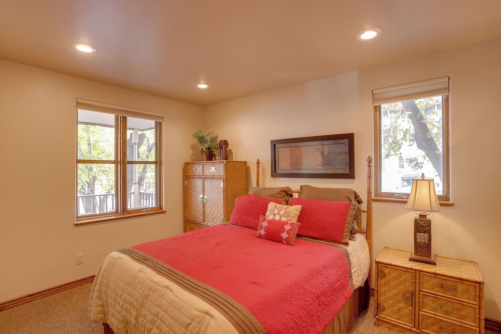 Patio & Mountain Views: Central Ouray Getaway! view 2