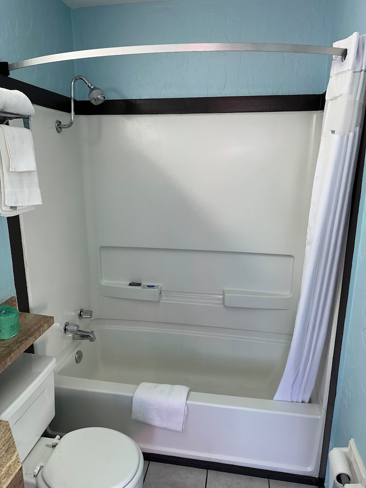 Emporia Vacations - Travel Inn  Suites - Property Image 1