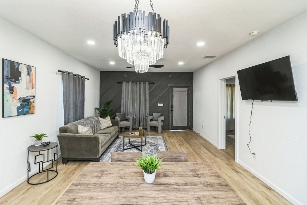 Stylish 4BR Home Mins to Downtown River Walk
