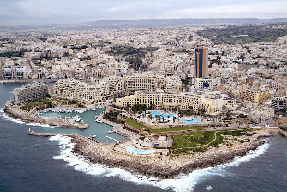 Spinola Bay Apartment by Getaways Malta photo 3