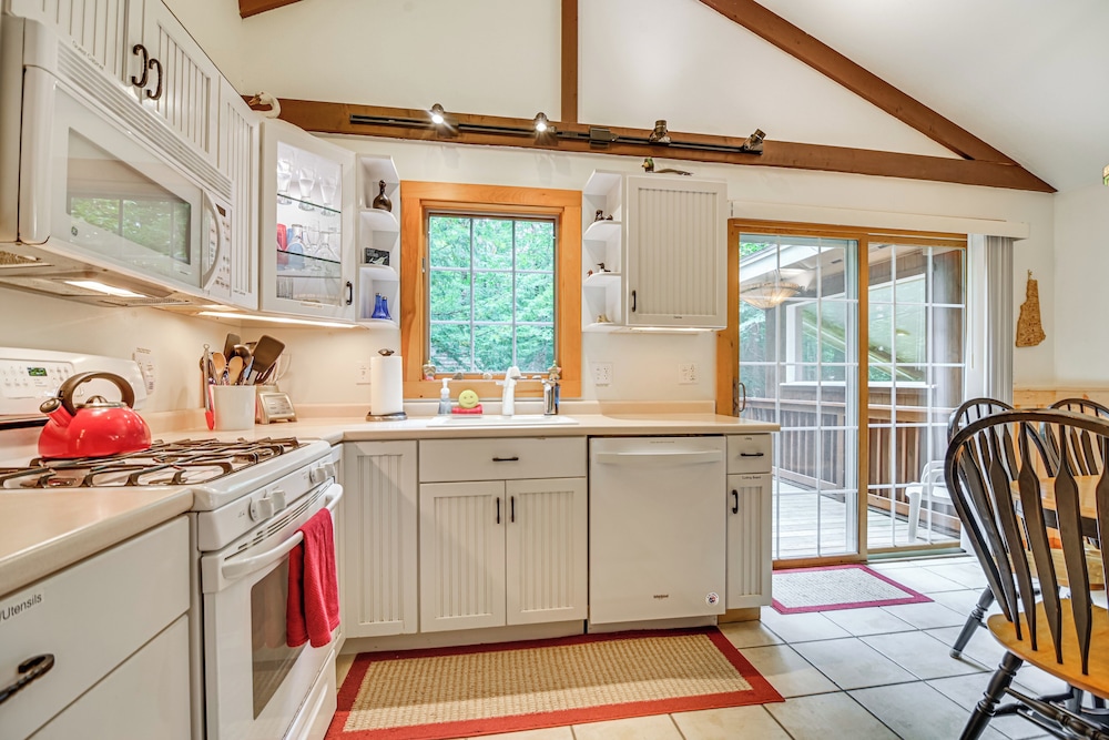 Walk to Water: Outdoor Gem w/ Bunkhouse in Madison