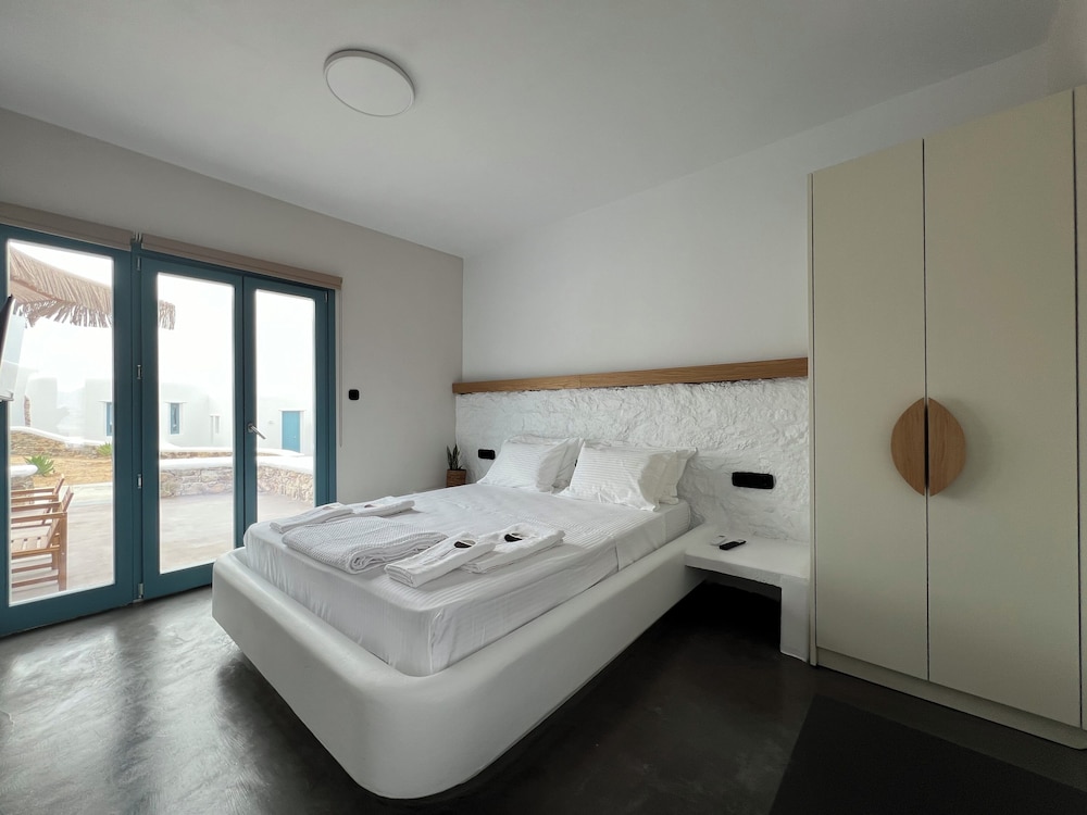Thronos Suites