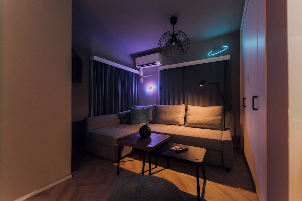Shinjuku Neon Den 102