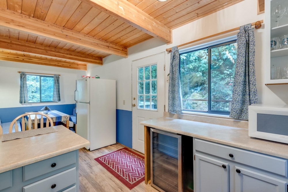 Mt Baker Lodging Cabin 43 Sleeps 6 view 4