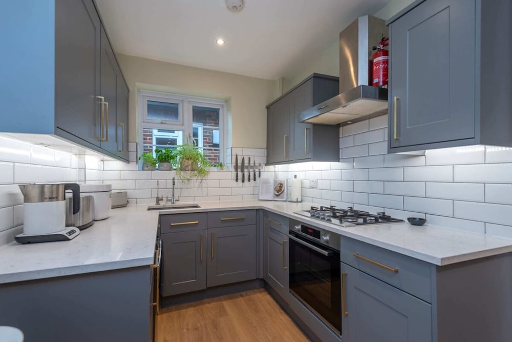 2 Bedroom Apartment - 200m From Richmond Park view 4