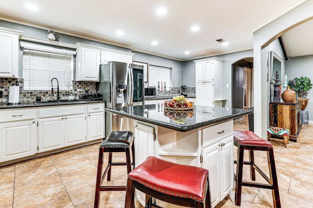 3 Mi to Downtown Mcallen: Quiet Home w/ Pool