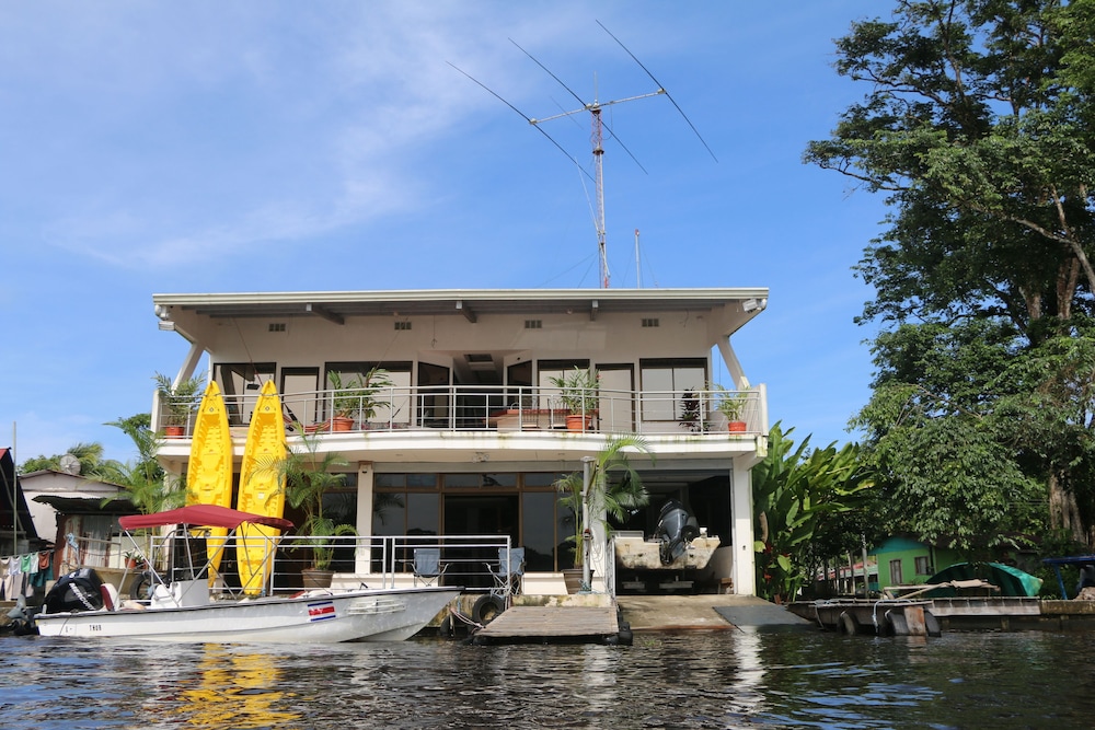 Tortuguero Adventures GuestHouse