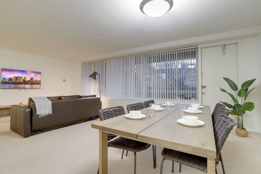Modern Apt Near Airport in Cystal City