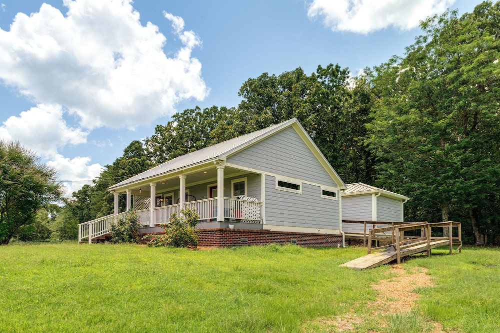 7 Mi to Ole Miss: Quiet Rural Retreat w/ Yard!
