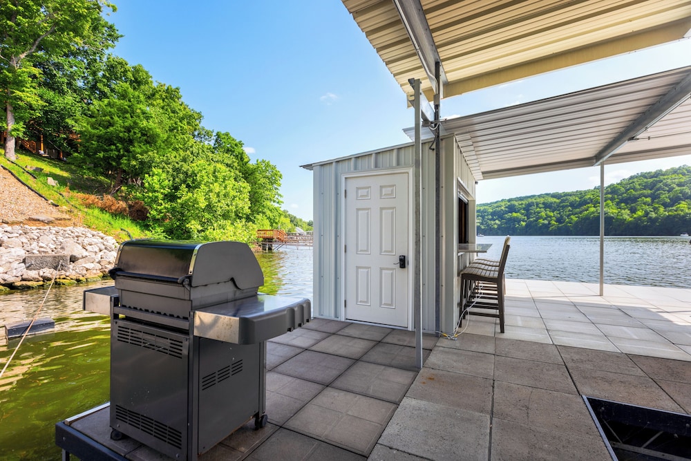 Lakeside Oasis Room for 12!
