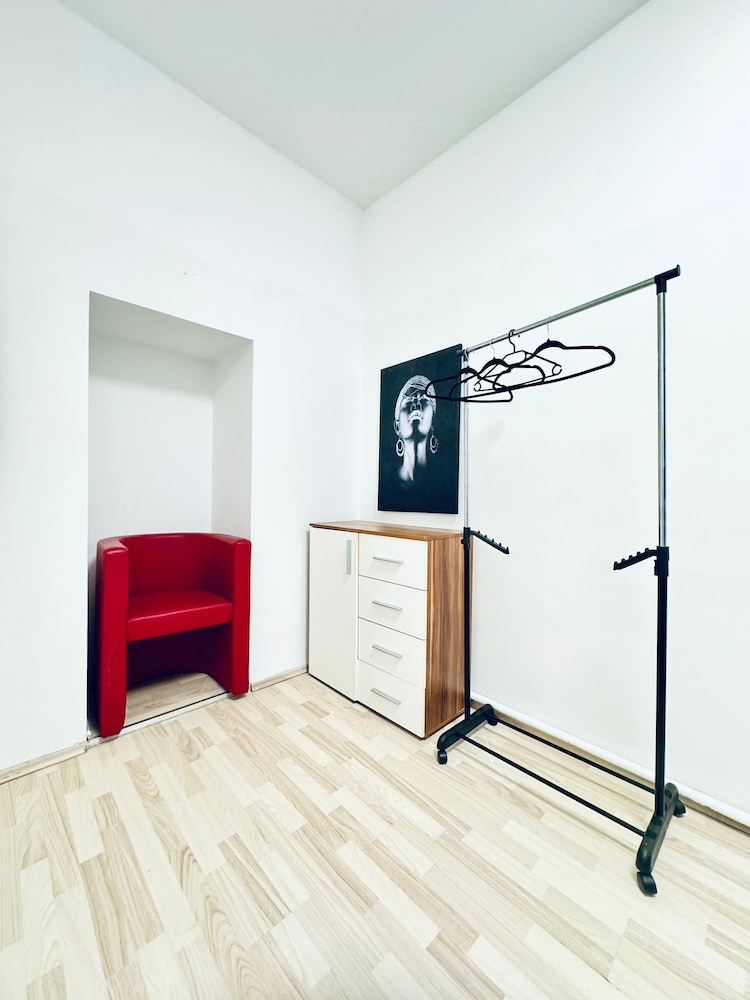 Simple 3BR Apartment for 6 FAC Platz