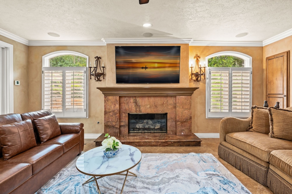 Elegant Villa Retreat Pool Garden Alfresco Lounge
