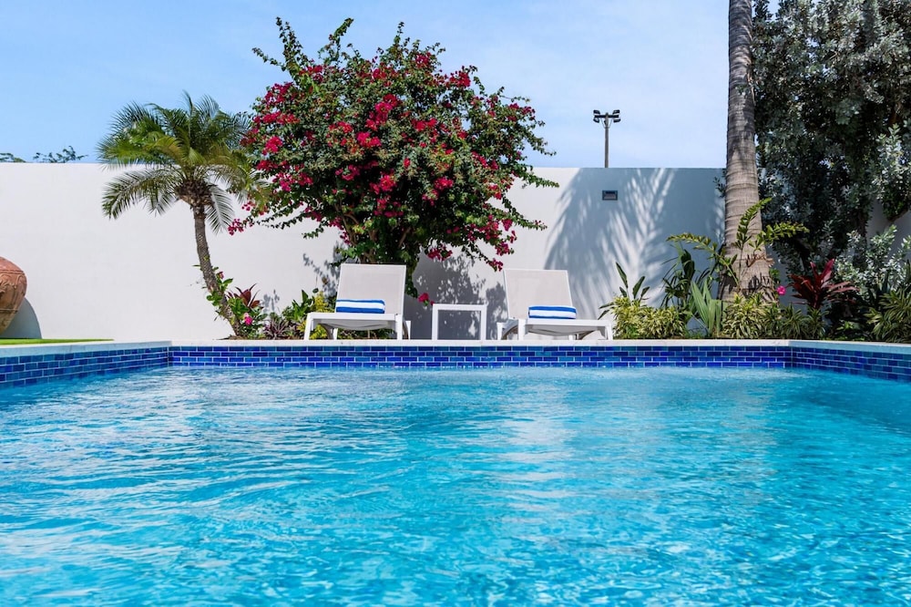 Brand NEW 3br2ba Villa With Pool in Great Location