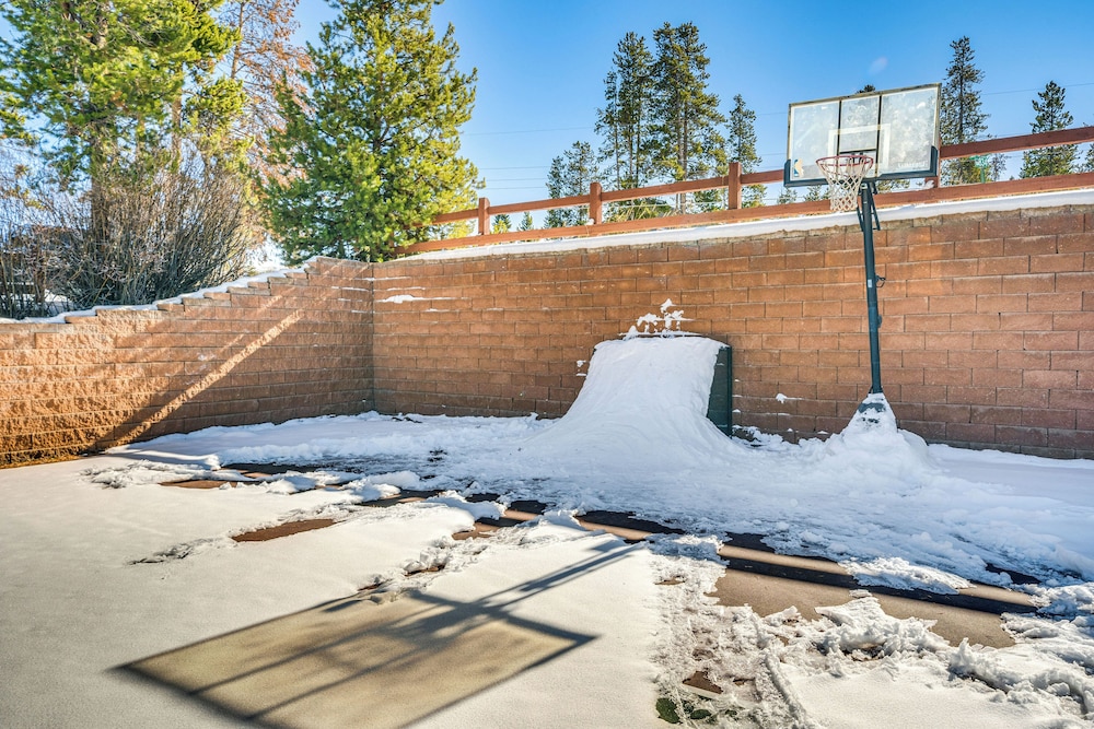 6 Mi to Skiing: Condo w/ Balcony in Fraser!