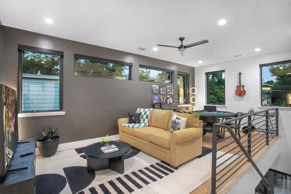 ATX South Lamar Creekside with Hot tub