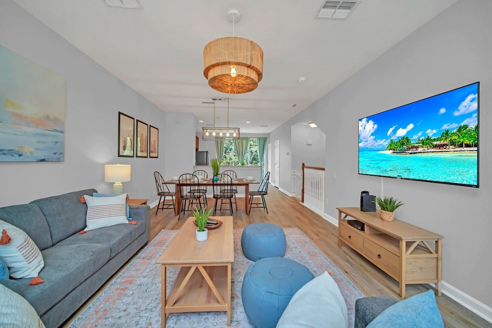 Spacious and Modern Townhome! Close to Attractions and Conventions Center! 3vc5014-10
