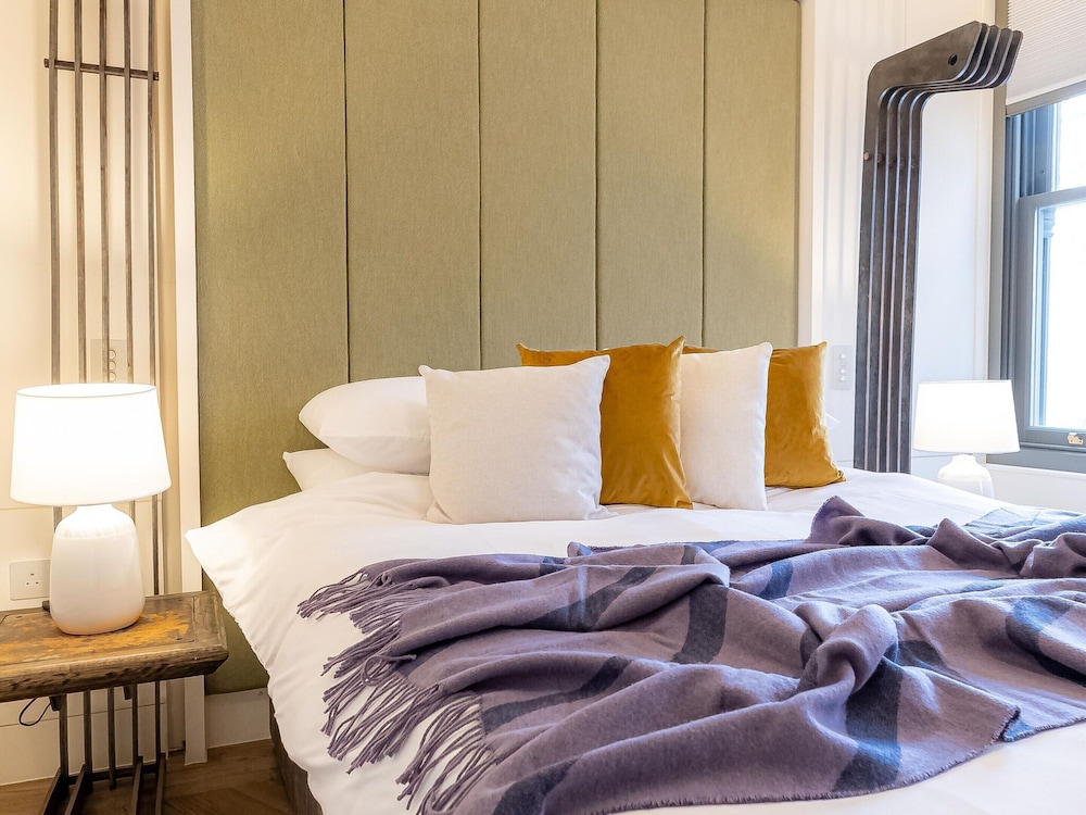 Five Bedroom Near Camden Arts Centre by Bevilla