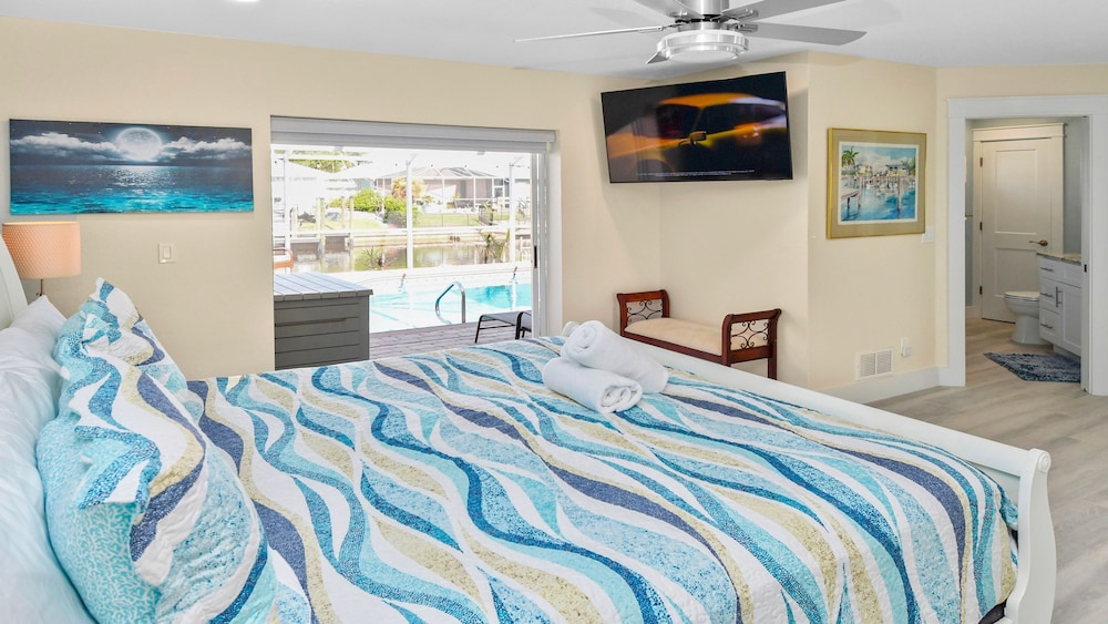 Just Chill Modern Canal Villa w Heated Pool
