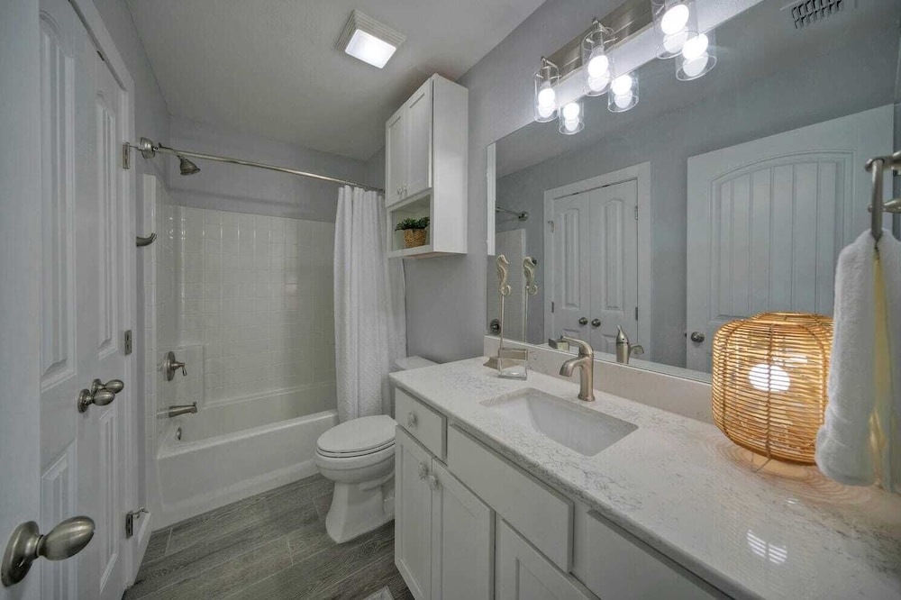Sleeps 24 2 Homes, Priv Pool, Swing Bar, Patio Lounge Near Nature Preserve