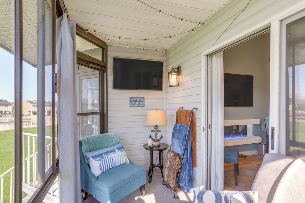 Boat Slip & Pool Access: Oak Harbor Haven!