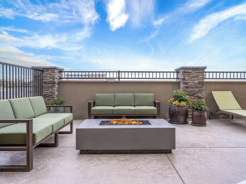 La Quinta Inn And Suites By Wyndham Lincoln