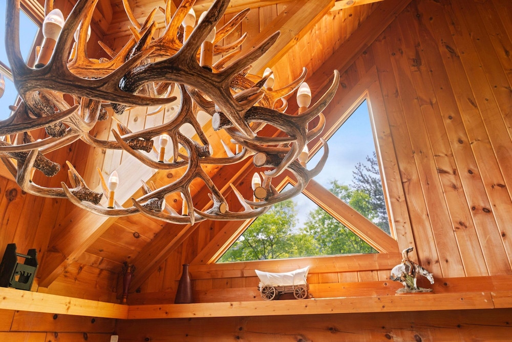Breathtaking Hideaway 5 Bedroom Cabin